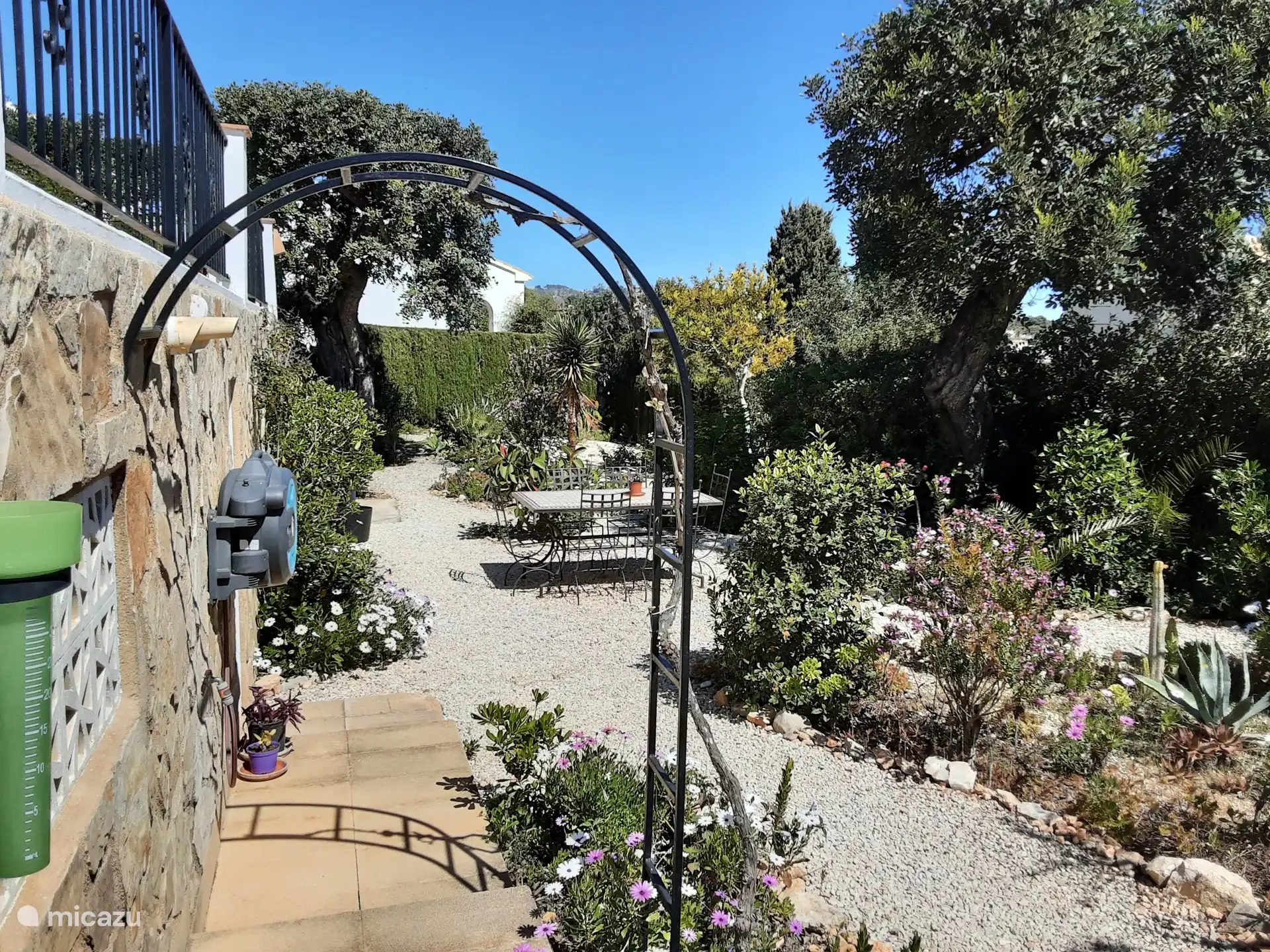 Der wunderschöne, geräumige mediterrane Garten im Erdgeschoss mit verschiedenen Sitzbereichen.