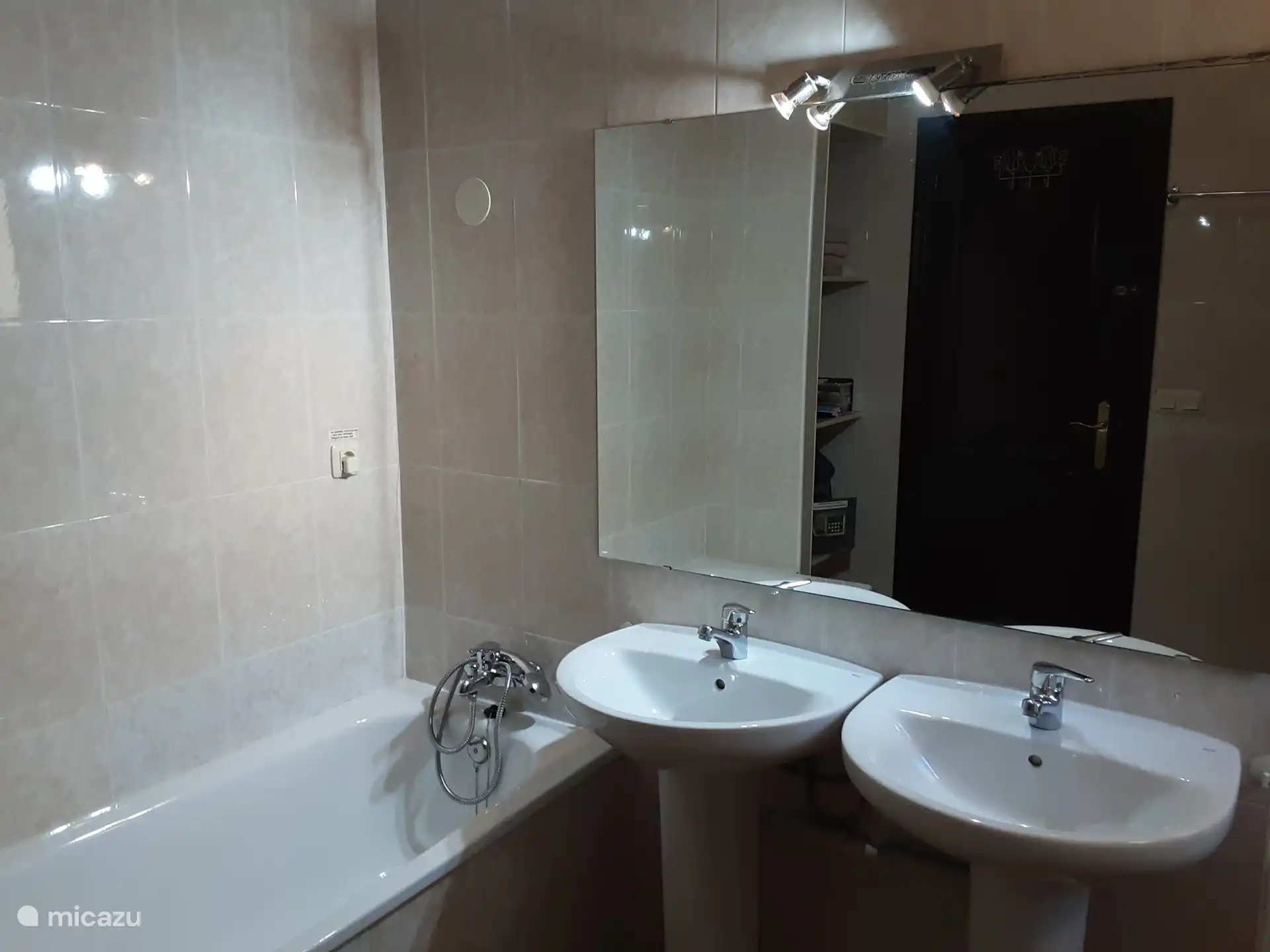 Badezimmer im Erdgeschoss mit Doppelwaschbecken und Bad