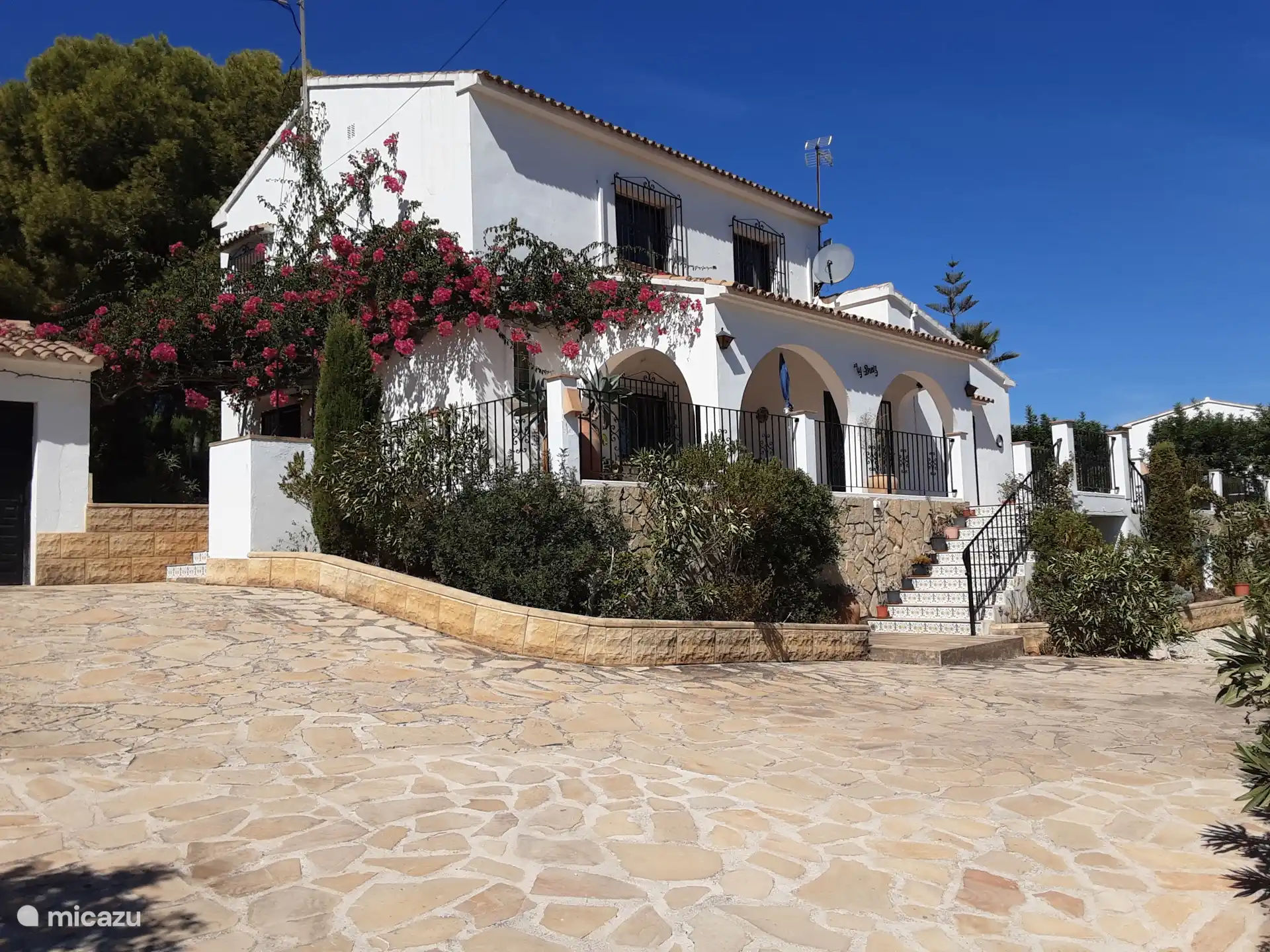 Frontansicht der Villa Ty Breiz mit blühender Bouganvilla