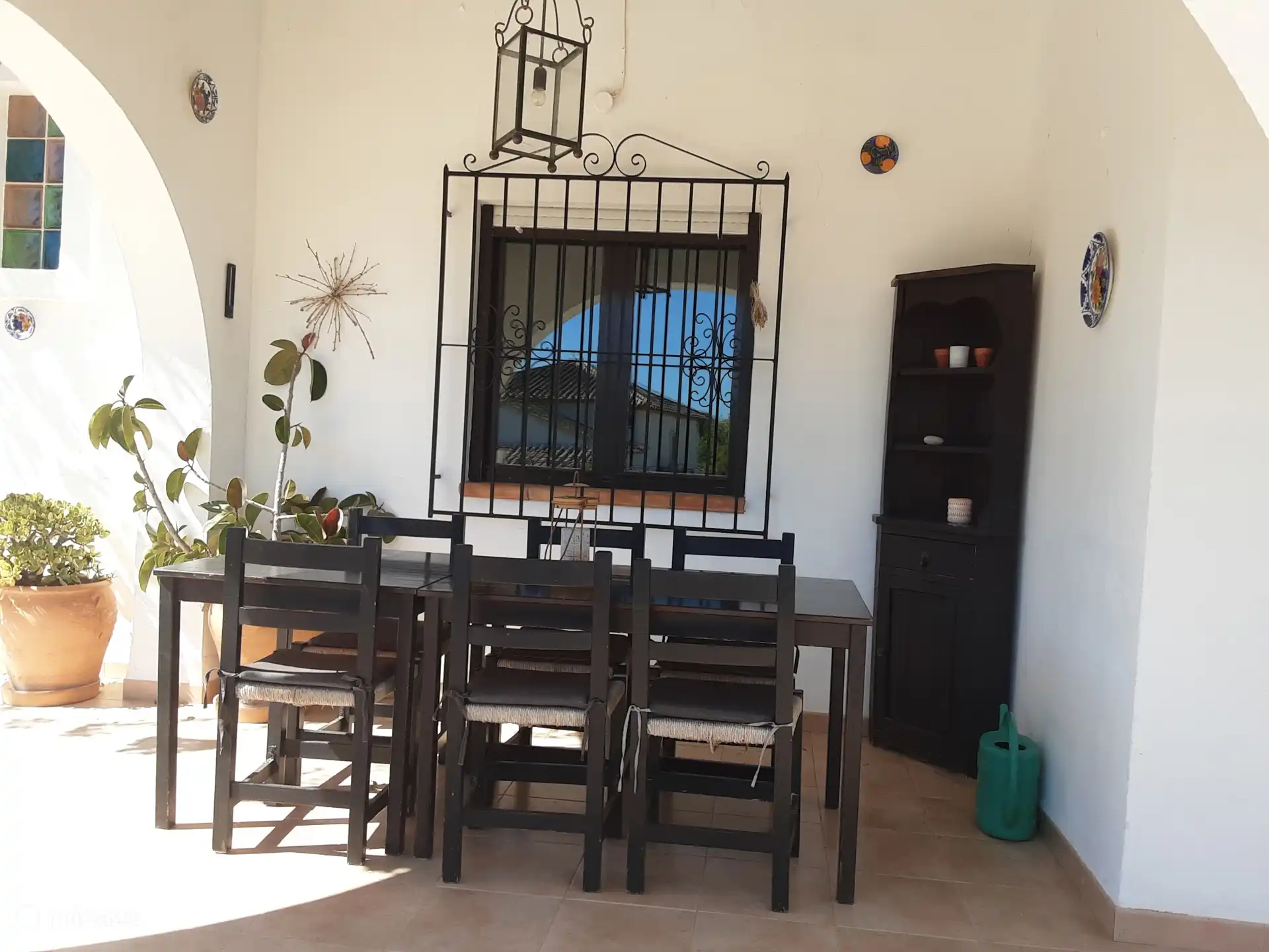 Überdachte Terrasse (die Veranda) mit Meerblick.