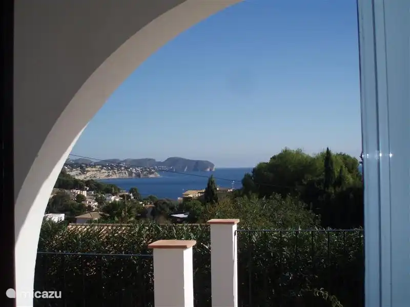 Uitzicht op de Middellandse zee en de kustlijn van de Costa Blanca.