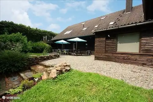 Außerhalb Essen? Das kann auf unserer Terrasse mit großem Tisch