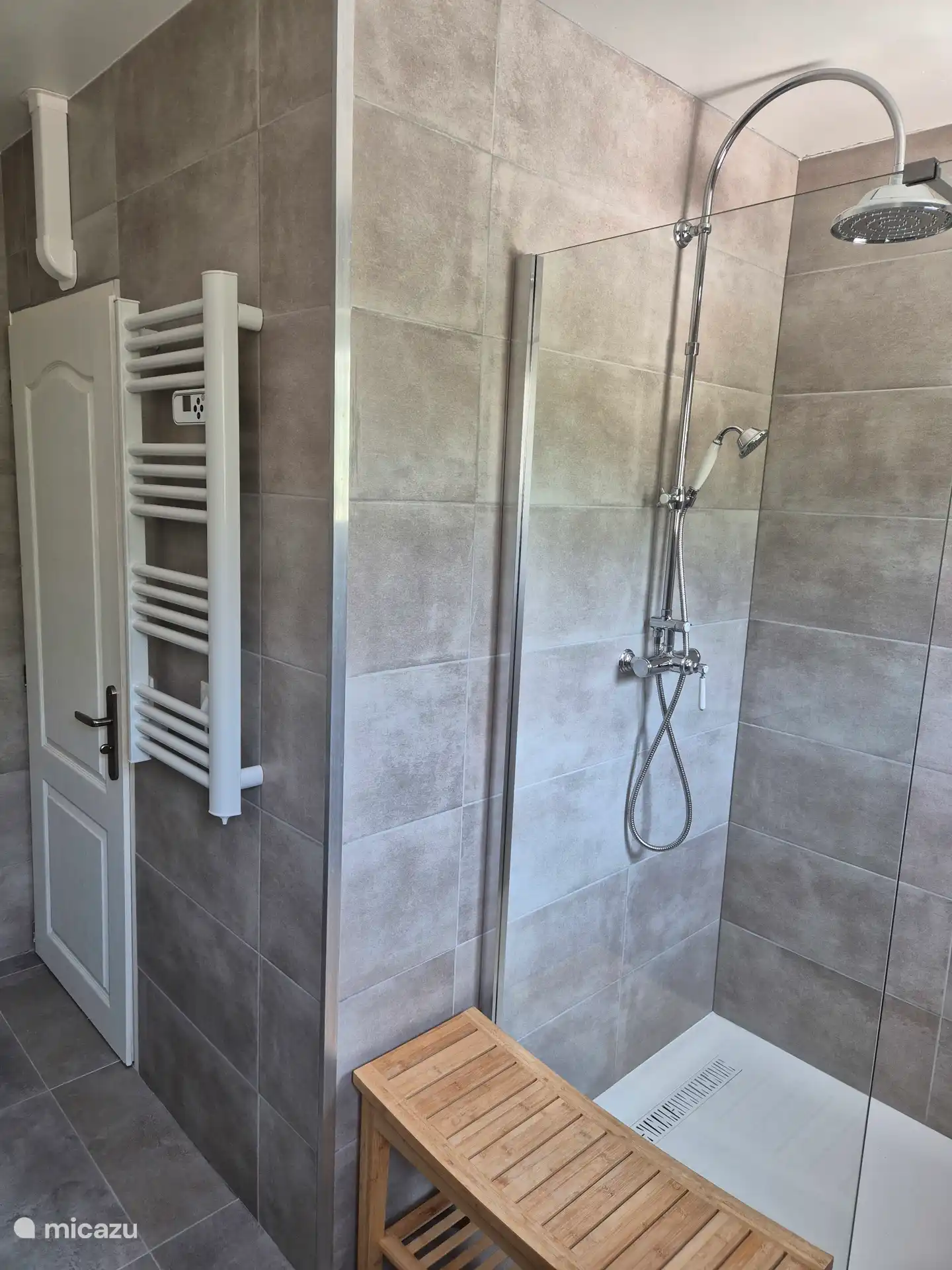 Sinds 2026 is er op de bovenverdieping een grote badkamer met toilet en inloopdouche gerealiseerd.