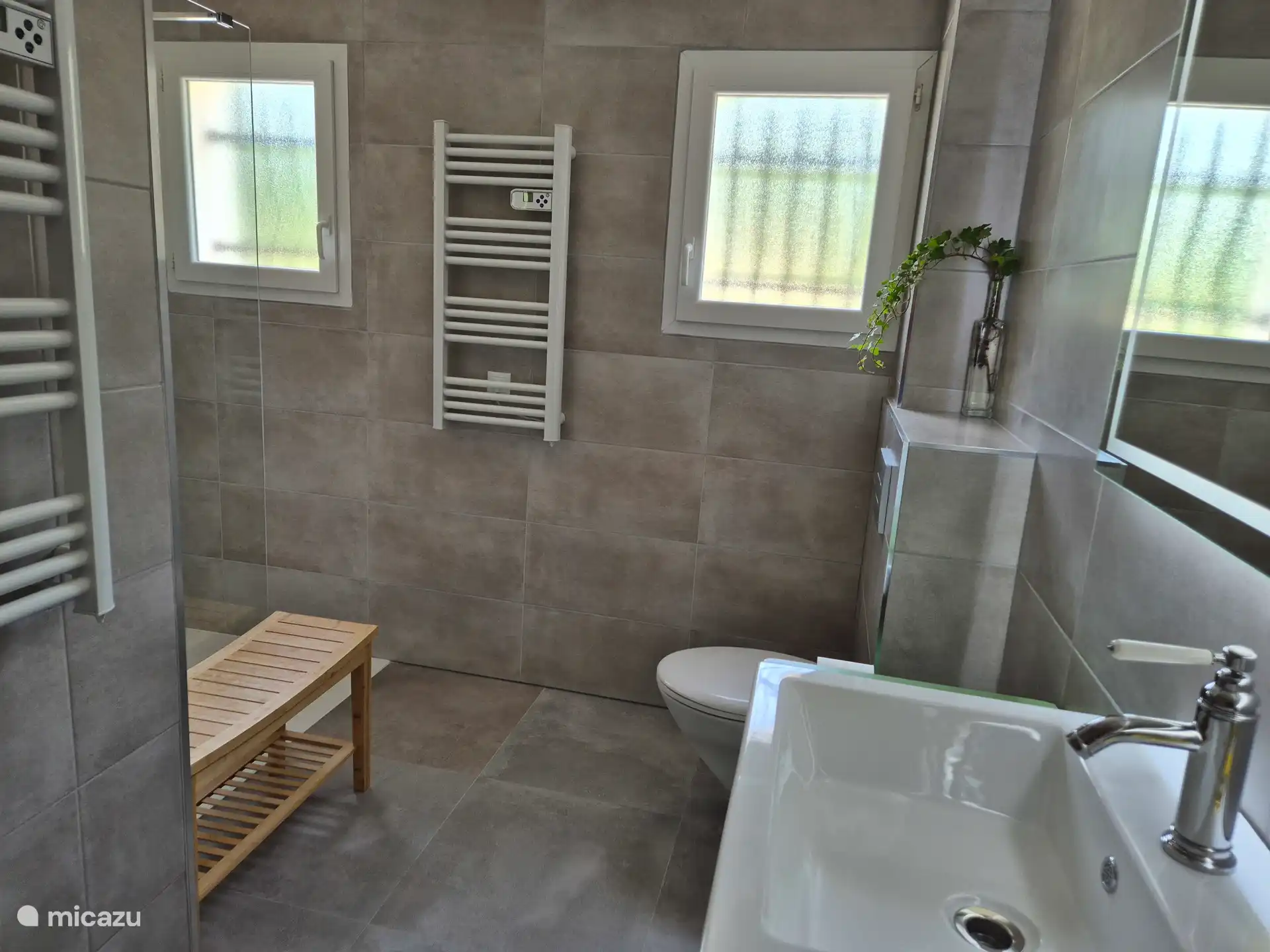 Sinds 2026 is er op de bovenverdieping een grote badkamer met toilet en inloopdouche gerealiseerd.