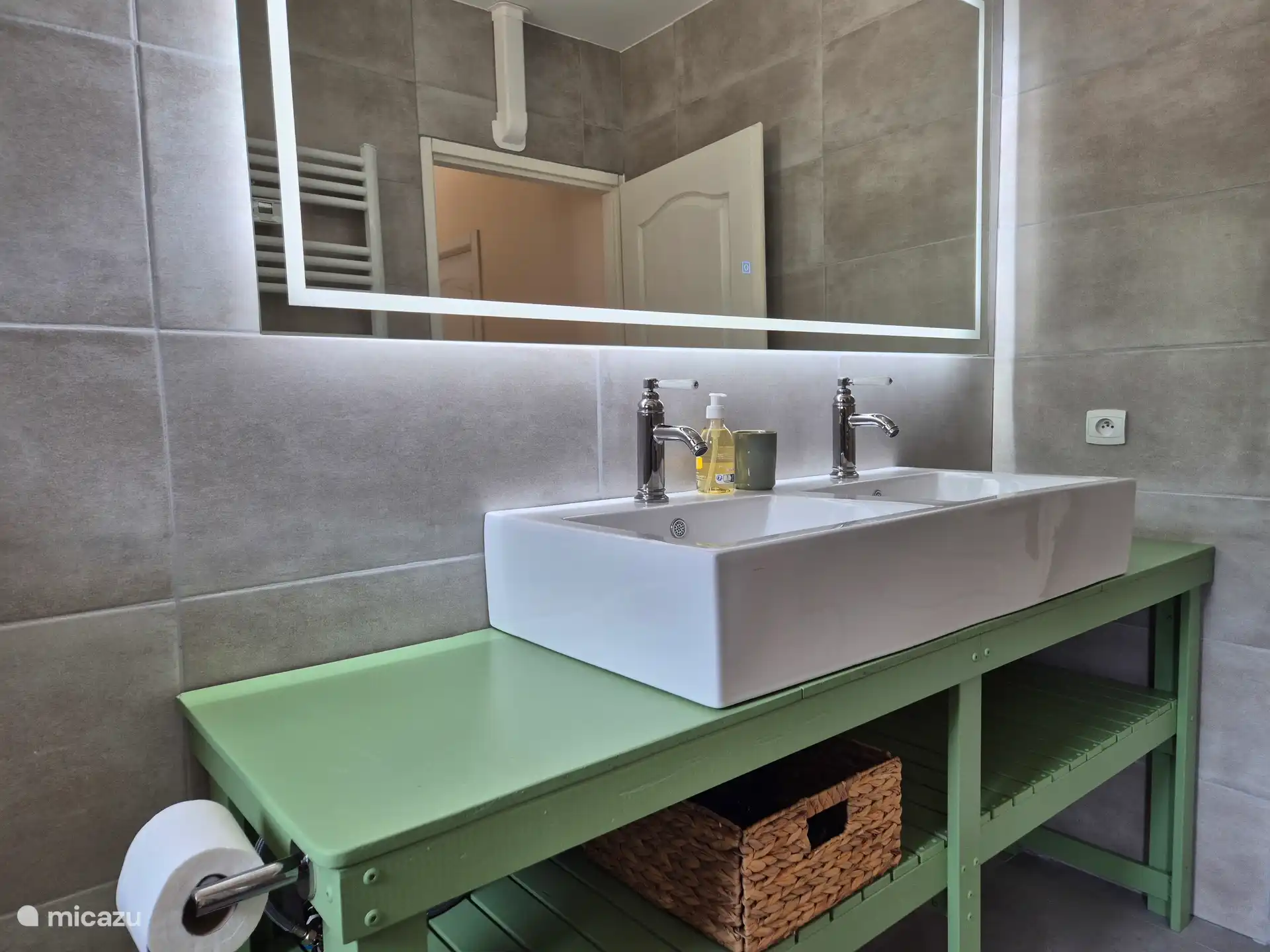 Sinds 2026 is er op de bovenverdieping een grote badkamer met toilet en inloopdouche gerealiseerd.