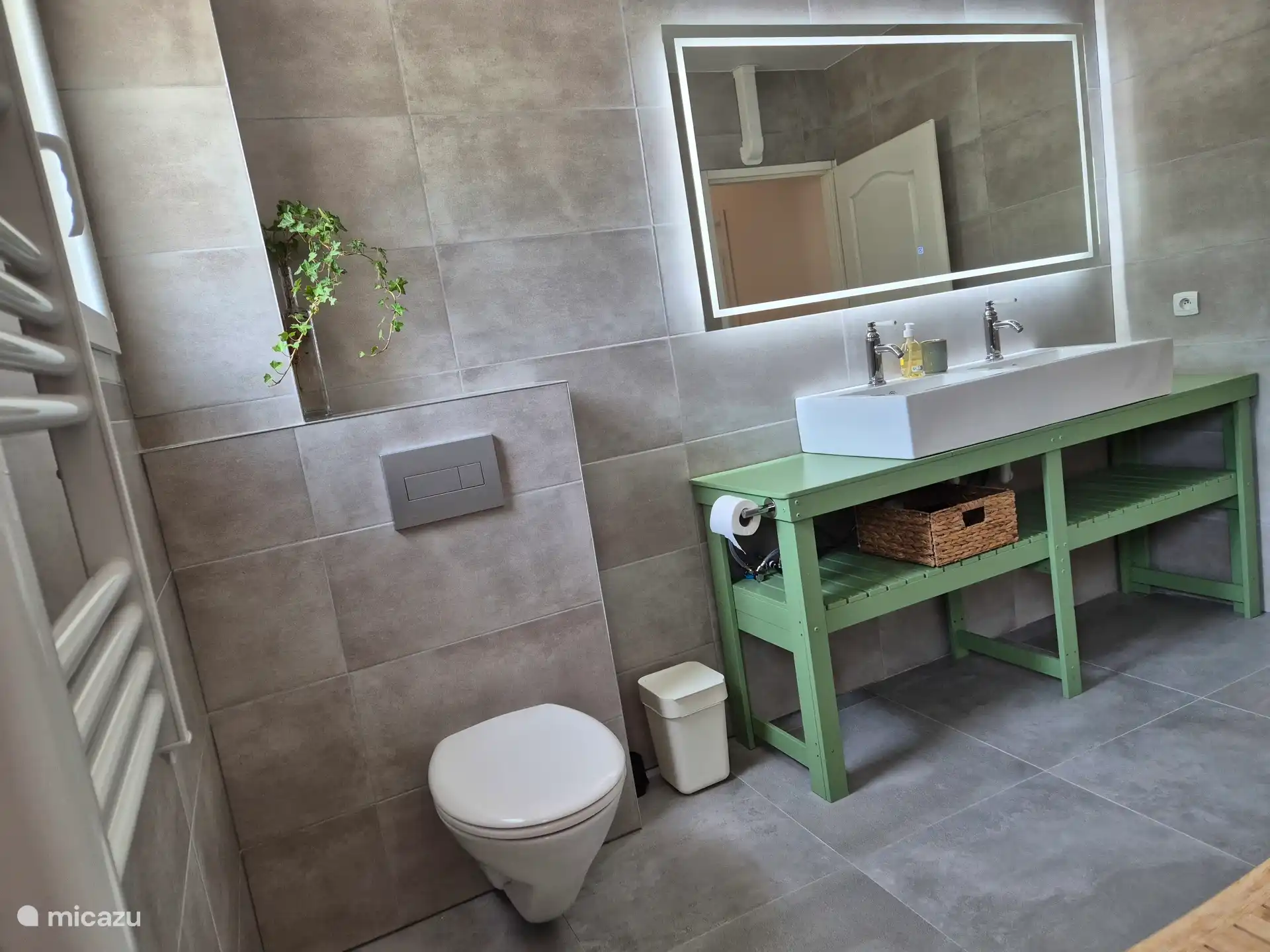 Sinds 2026 is er op de bovenverdieping een grote badkamer met toilet en inloopdouche gerealiseerd.