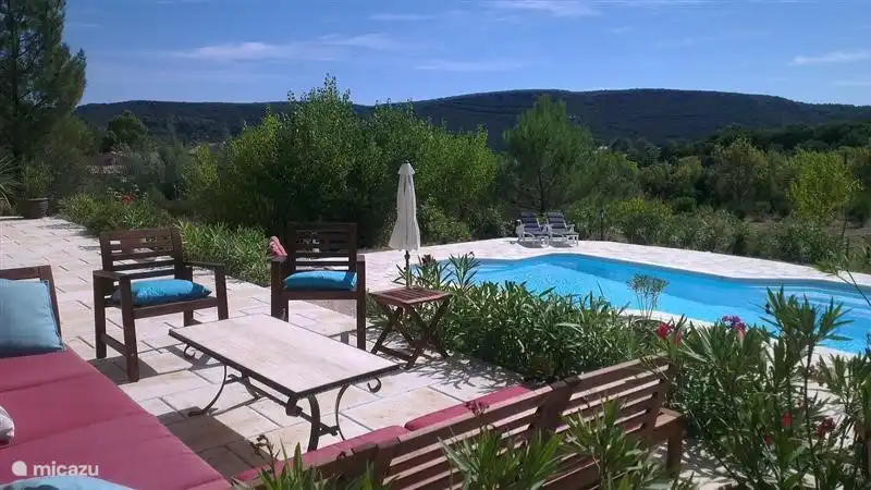 Heerlijk relaxen op de loungebank met een vergezicht en het zwembad in vizier…