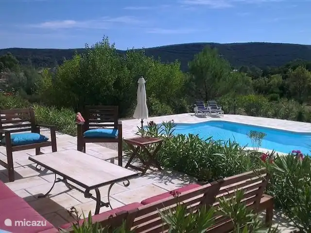 Villa La Vesença | France, Hérault, Prades-sur-Vernazobre - maison de vacances Détendez-vous sur le canapé du salon avec vue et la piscine en vue...