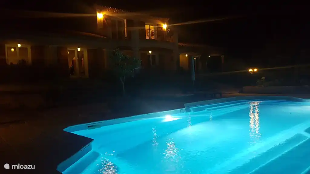 Zwembad in de nacht met LED verlichting