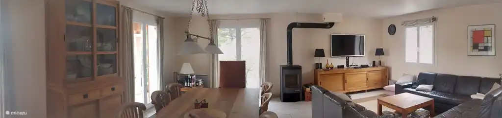 Panorama foto van de huiskamer.