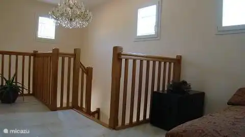 De overloop op de eerste verdieping met de sofa