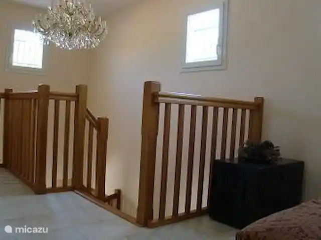 Villa La Vesença | France, Hérault, Prades-sur-Vernazobre - maison de vacances Le palier au premier étage avec le canapé