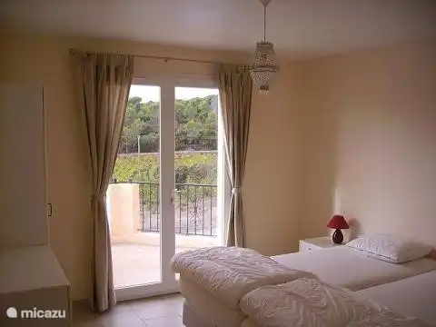 Slaapkamer boven met gezamelijk terras/balkon.