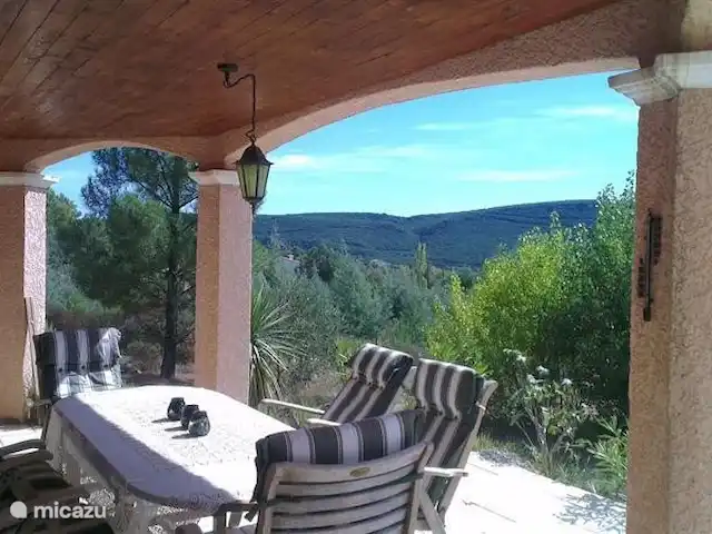Villa La Vesença | France, Hérault, Prades-sur-Vernazobre - maison de vacances La table à manger sous le porche...