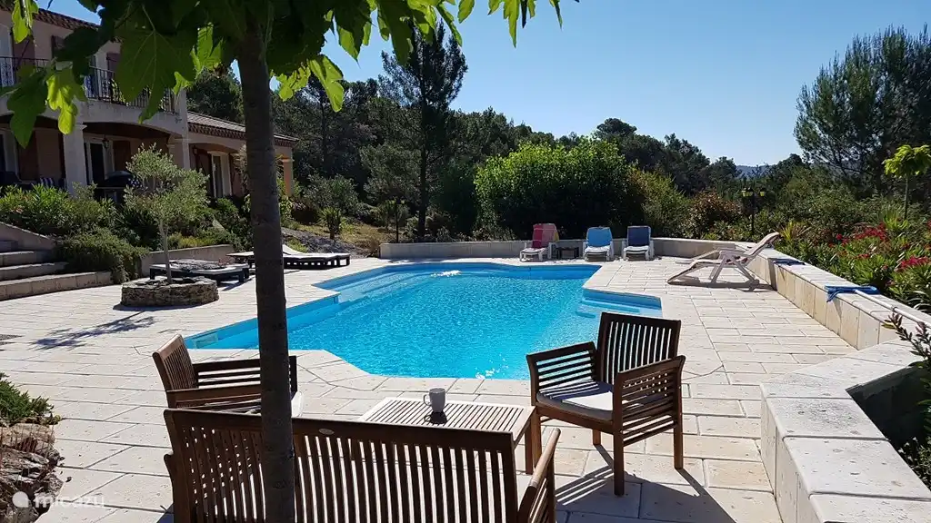 Zitje onder de plataan bij het zwembad.