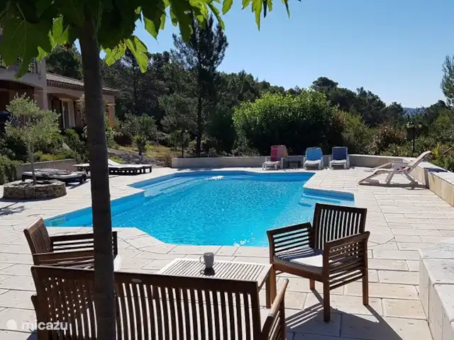 Villa La Vesença | France, Hérault, Prades-sur-Vernazobre - maison de vacances Assis sous le platane au bord de la piscine.