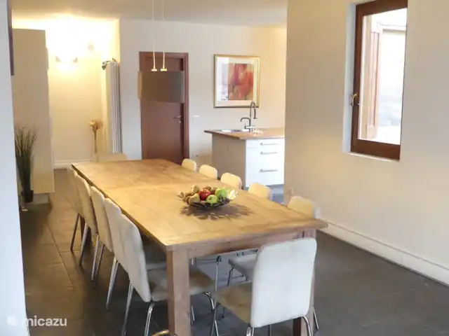Casa Tulipano | Italie, Lac de Côme, Molina - maison de vacances Longue table du salon avec vue sur la cuisine