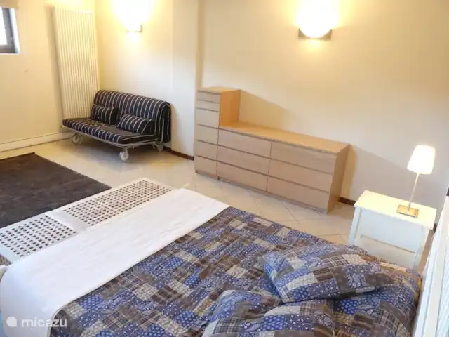 Casa Tulipano | Italie, Lac de Côme, Molina - maison de vacances Chambre 2 et 3, situées en bas au sous-sol. Si la maison est utilisée par plus de 10 personnes, le canapé-lit peut être transformé en un confortable lit double