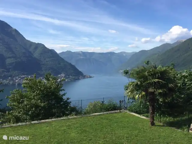 Casa Tulipano | Italie, Lac de Côme, Molina - maison de vacances Vue de la maison sur le lac de Côme. La maison de George Clooney de l'autre côté de la rue