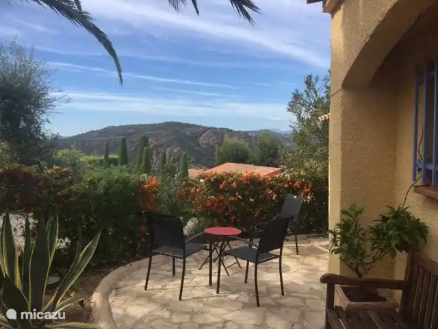 Terraza en la parte delantera con vistas a las montañas de Esterel.
