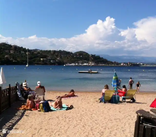 Playa de arena en las inmediaciones