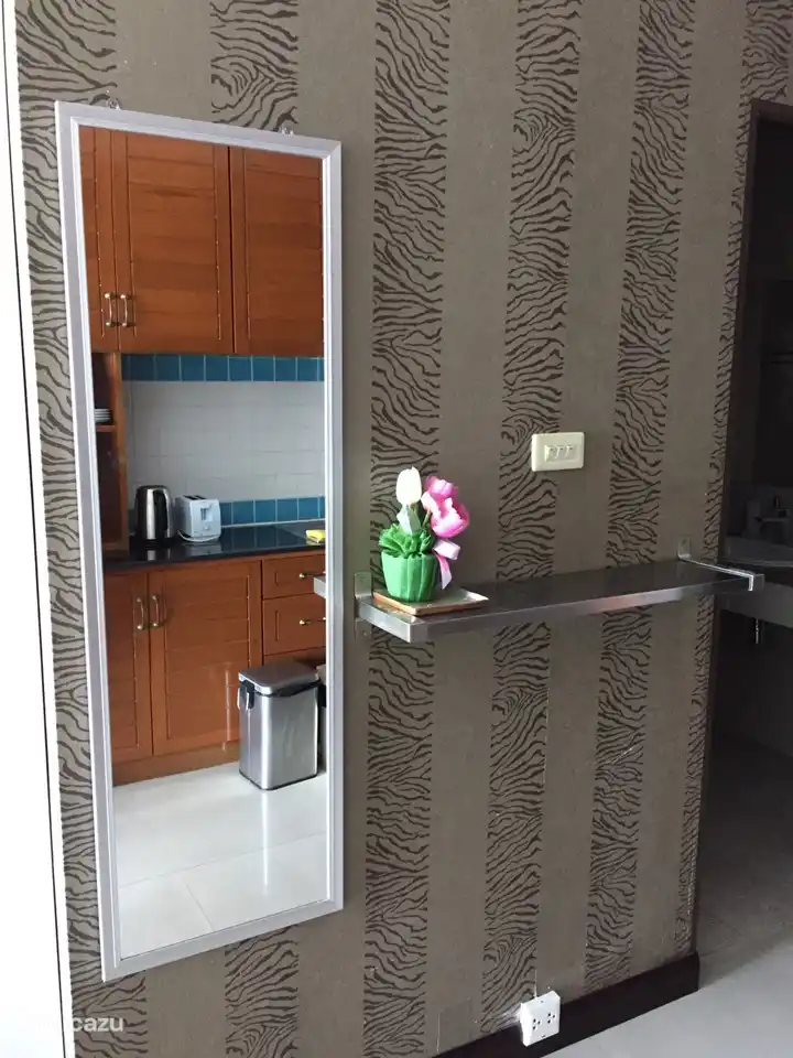 Küche durch den Spiegel sichtbar