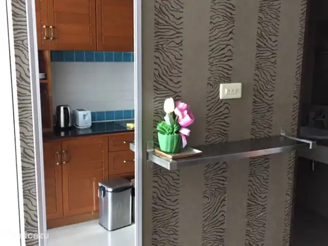 Appartement à Pattaya | Thaïlande, Côte orientale du golfe, Pattaya - studio cuisine visible à travers le miroir