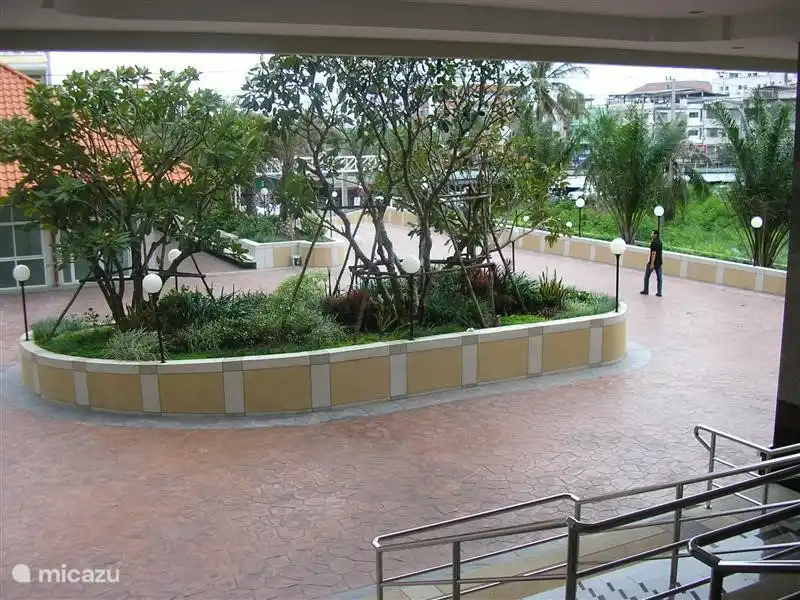 Die Lobby befindet sich auf der zweiten Straße zwischen soi 9 und soi 10 angeordnet.
Der ZWEITEN Straße ist eine Einbahnstraße.
Das Gebäude View Talay 6 ist neben dem neuen Kaufhaus und Hilton Hotel (Festival Centre) mit 6 Etagen erstreckenden Geschäfte und Bars reataurant `s liegt
Mit dem Taxi angekommen? dann lassen Sie die Sicherheit, die Sie sicher zu gehen, und kann für die Treppe, mit dem Auto, um Ihr Gepäck aus dem Auto gefahren werden, um zu nehmen, dann die Express-Aufzug zu Ihrer