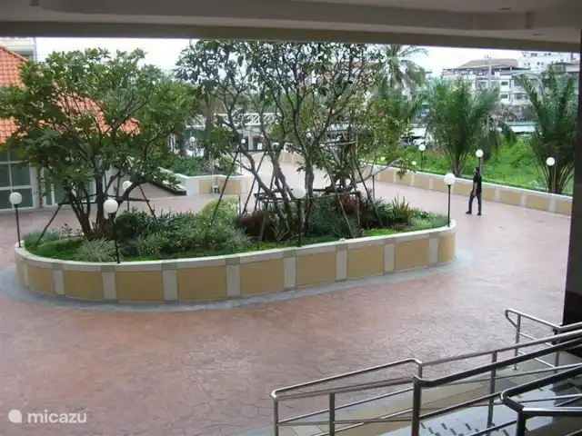 Appartement à Pattaya | Thaïlande, Côte orientale du golfe, Pattaya - studio Le hall central d'entrée est situé sur la deuxième route, entre le soi 9 et le soi 10.
La deuxième route est une rue à sens unique.
Le bâtiment view talay 6 est situé à côté du tout nouveau grand magasin et de l'hôtel hilton (centre festival) avec 6 étages de boutiques et bars, restaurants
Venu en taxi ? puis