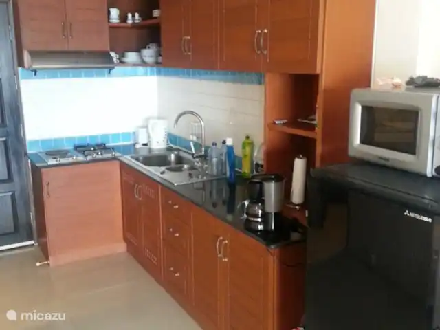 Appartement à Pattaya | Thaïlande, Côte orientale du golfe, Pattaya - studio CUISINE, MICRO-ONDES, GRILLE-PAIN PLAQUE ÉLECTRIQUE=PLAQUE POÊLES COUVERTS ASSIETTES MACHINE À CAFÉ BOUILLOIRE