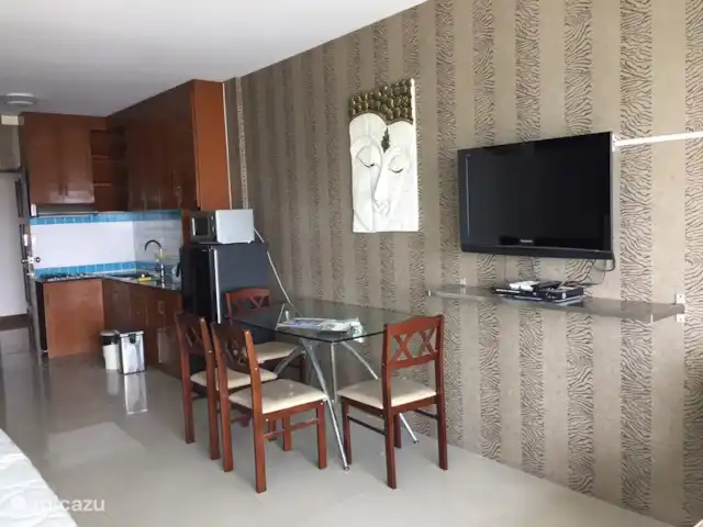 Appartement à Pattaya | Thaïlande, Côte orientale du golfe, Pattaya - studio un appartement chic avec TV au mur et une cuisine en bois avec plaques électriques