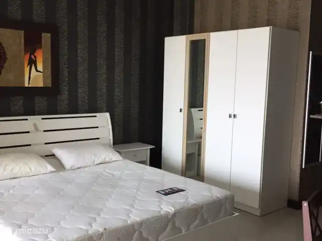 Appartement à Pattaya | Thaïlande, Côte orientale du golfe, Pattaya - studio une belle penderie blanc brillant, à côté du lit king size de 180x200 cm