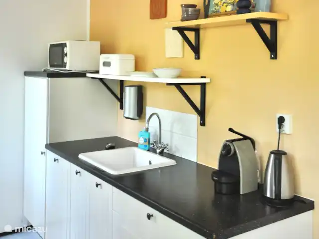 Location de Vacances Pays-Bas, Overijssel, Giethmen, bungalow - D`Ommekeer L'autre côté de la cuisine dispose d'un réfrigérateur et d'un four micro-ondes.