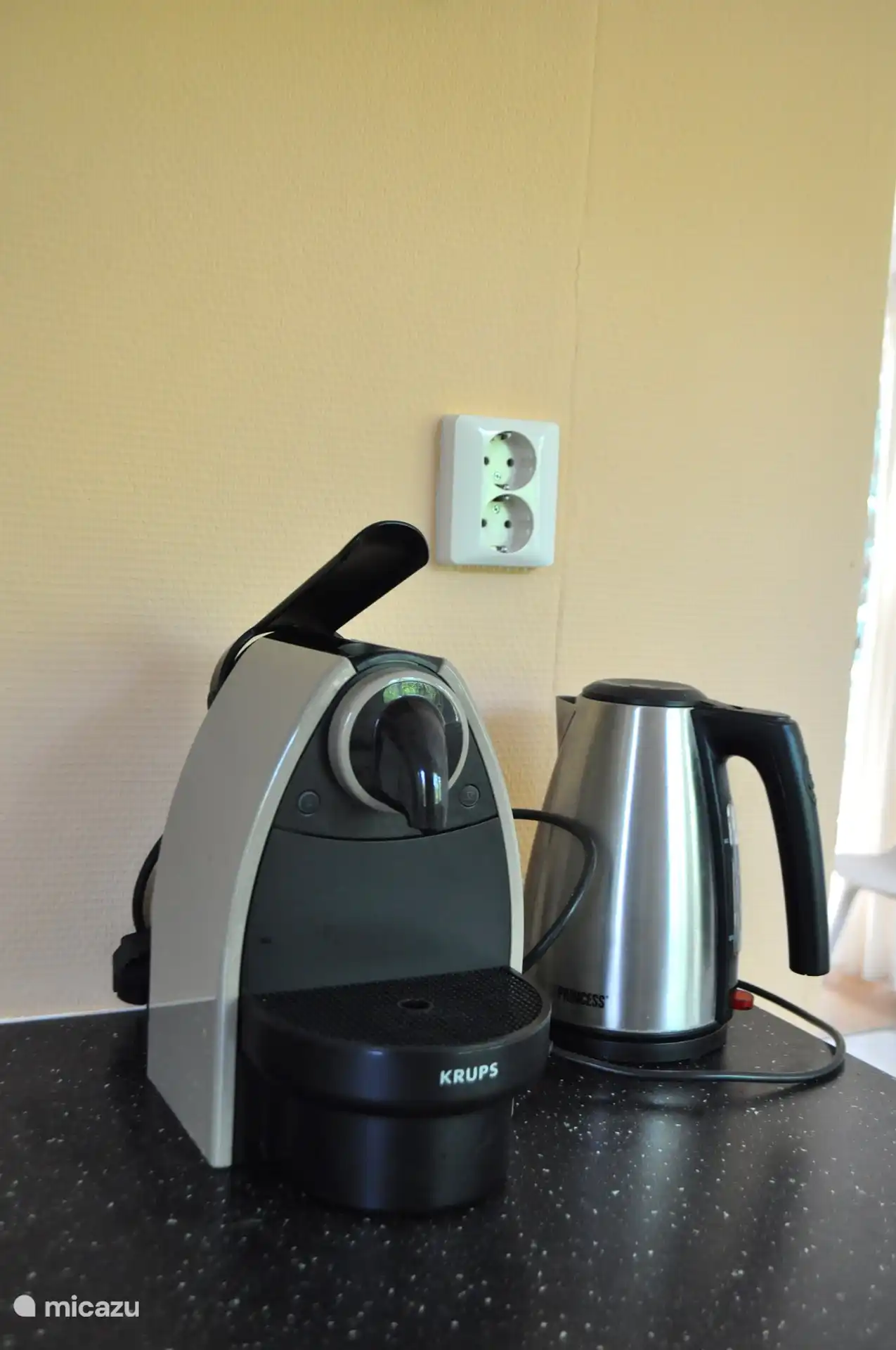 Nespresso-Maschine und Wasserkocher.