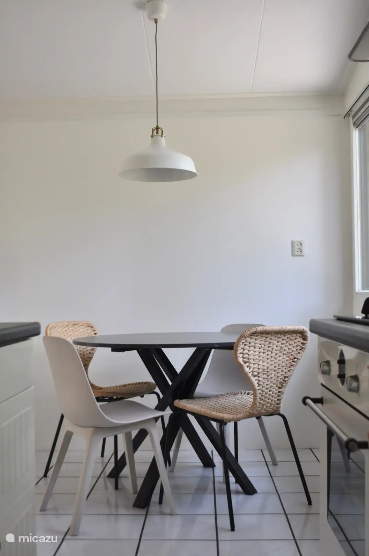 Der Essbereich, neben der offenen Küche.