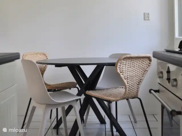 Location de Vacances Pays-Bas, Overijssel, Giethmen, bungalow - D`Ommekeer La salle à manger, à côté de la cuisine ouverte.