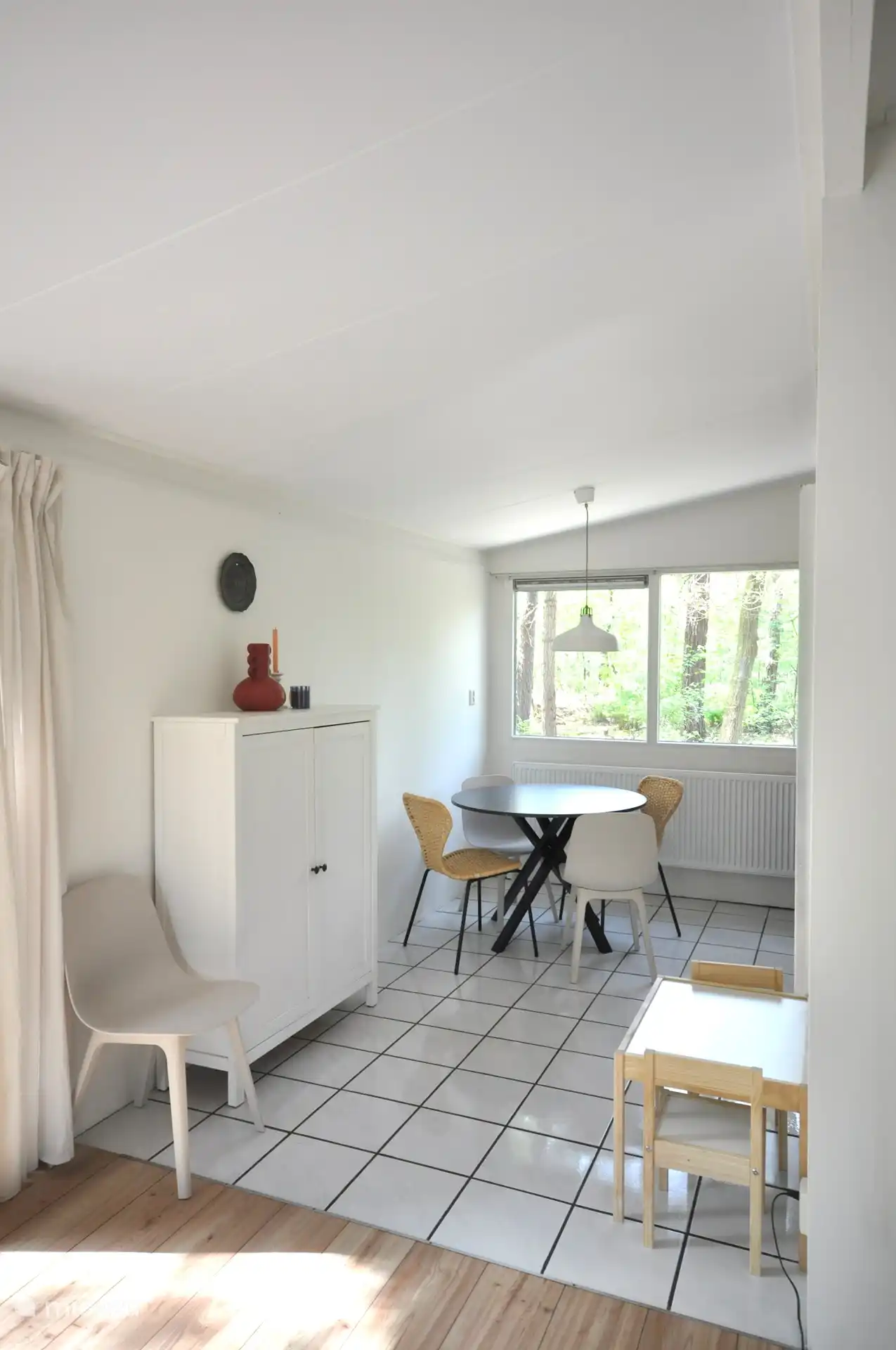 Blick vom Wohnzimmer auf den Essbereich und die Küche. Es gibt auch einen kleinen Tisch für Kinder.