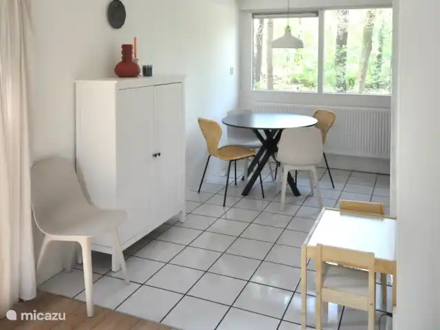 Location de Vacances Pays-Bas, Overijssel, Giethmen, bungalow - D`Ommekeer Vue du salon sur la salle à manger et la cuisine. Il y a aussi une petite table pour les enfants.