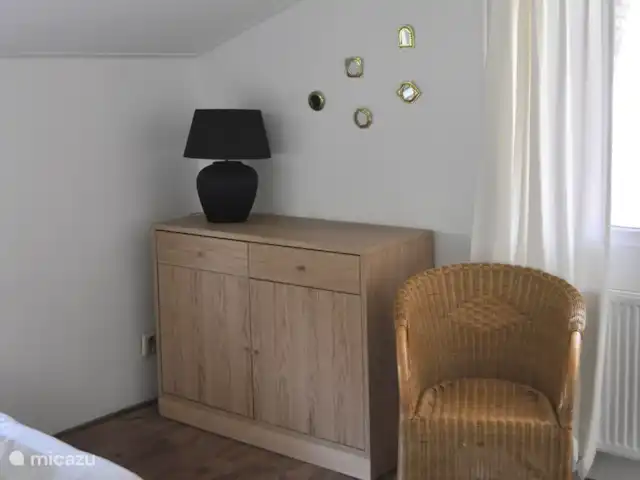 Location de Vacances Pays-Bas, Overijssel, Giethmen, bungalow - D`Ommekeer Garde-robe dans la chambre principale.