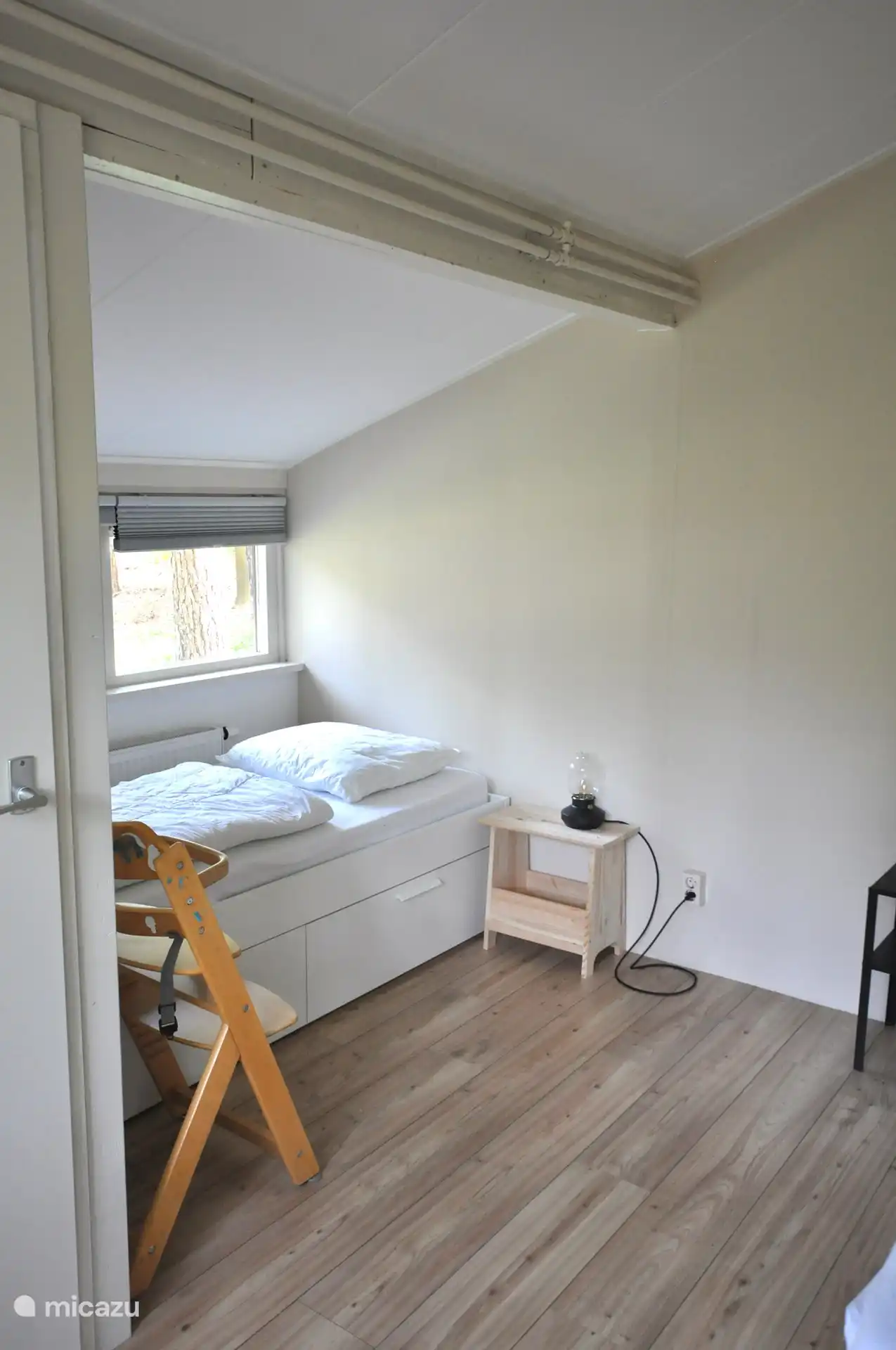 Auf der anderen Seite zweites Schlafzimmer, Einzelbett.