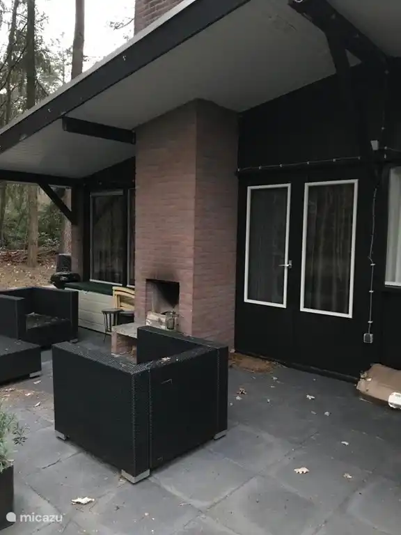 Entspannen Sie draußen auf der Terrasse mit Kamin.