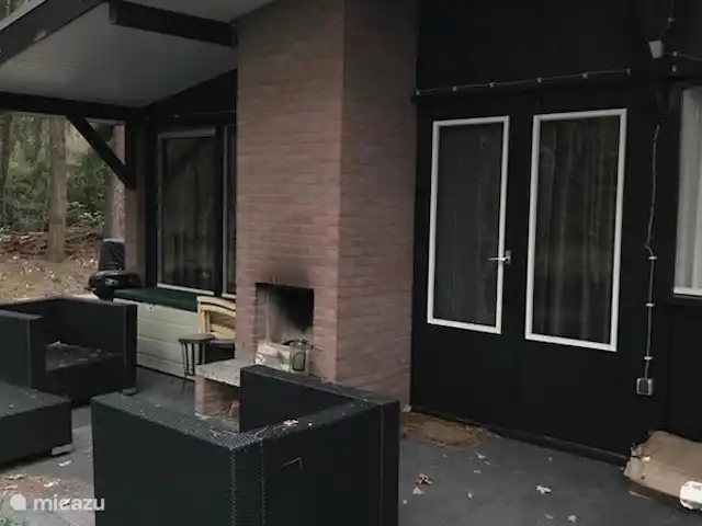 Location de Vacances Pays-Bas, Overijssel, Giethmen, bungalow - D`Ommekeer Détendez-vous dehors sur la terrasse dotée d'une cheminée.
