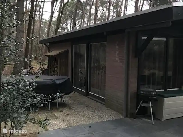 Location de Vacances Pays-Bas, Overijssel, Giethmen, bungalow - D`Ommekeer Une deuxième terrasse sur le côté complète le jardin.