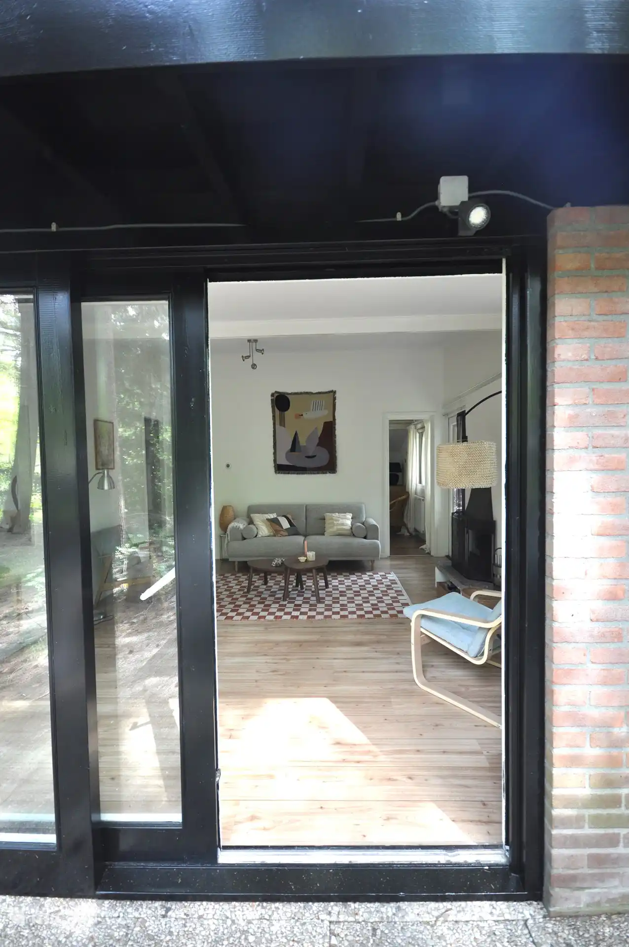 Blick von der Terrasse ins Wohnzimmer.