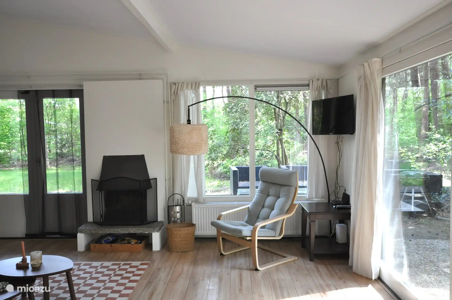 Das Wohnzimmer verfügt über einen Fernseher und Internet (WIFI).