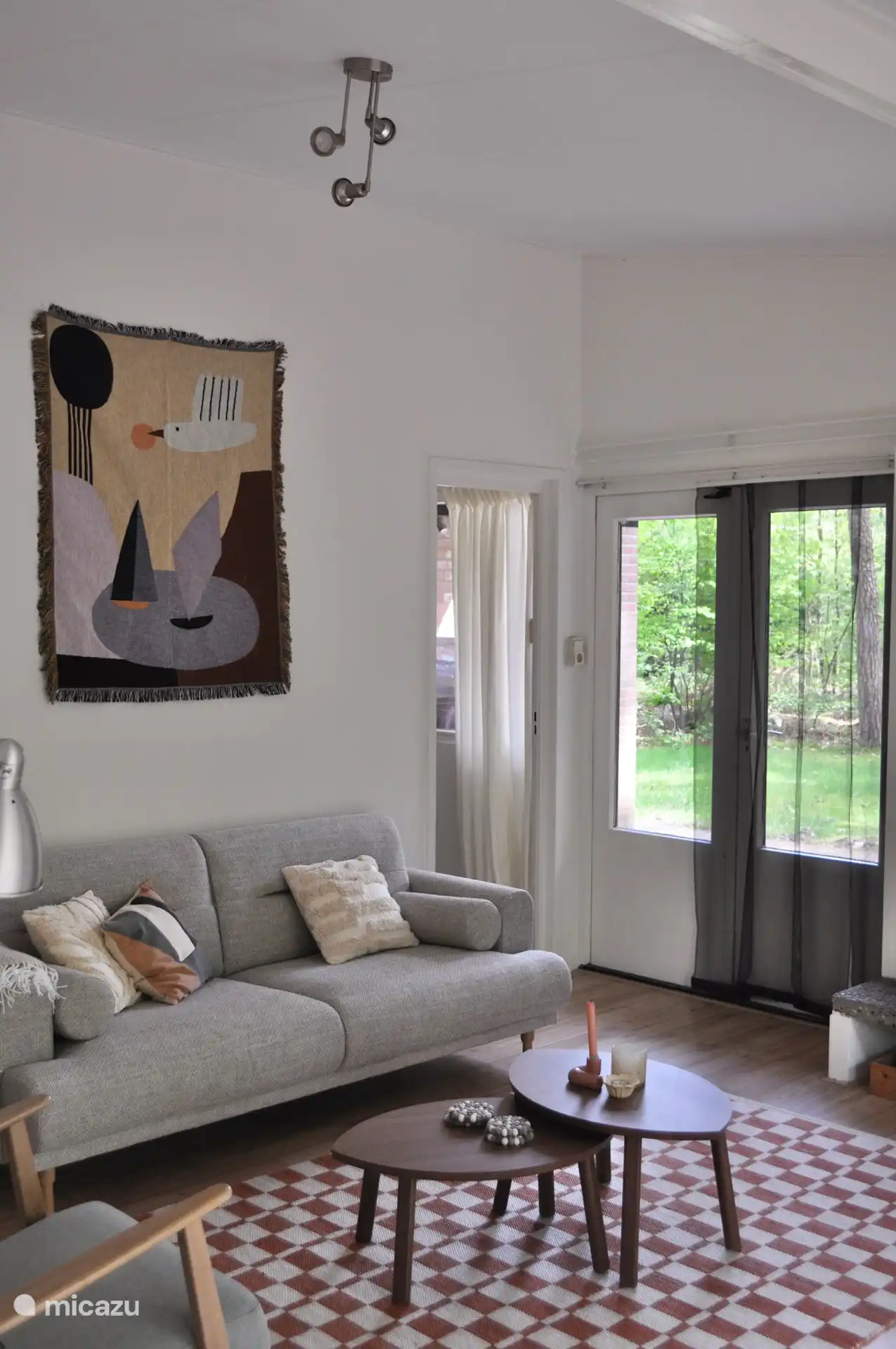 Wohnzimmer vom Essbereich aus gesehen.