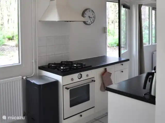 Location de Vacances Pays-Bas, Overijssel, Giethmen, bungalow - D`Ommekeer Un côté de la cuisine, équipé d'un four et de plaques à gaz.