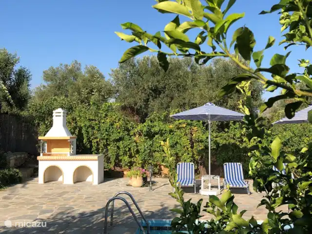 Location de Vacances Grèce, Crète, Rethymnon, villa - Villa Zeus Prinès Faites griller votre propre souflaki sur le nouveau barbecue.