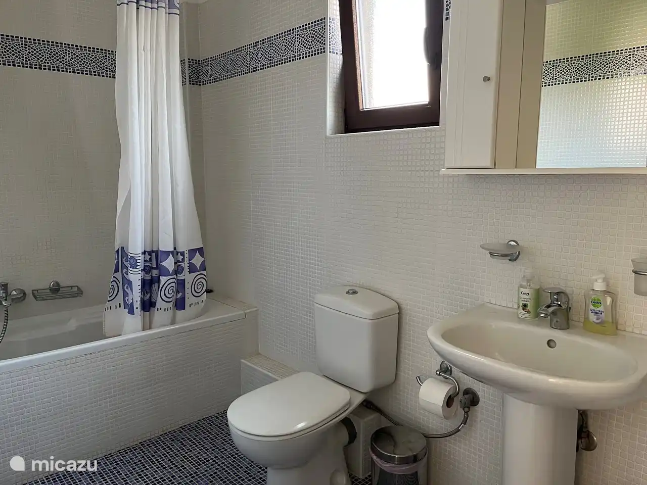 Zwei Badezimmer, eines mit Dusche und das andere mit Badewanne.