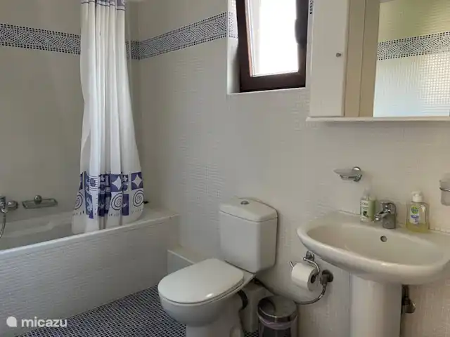 Location de Vacances Grèce, Crète, Rethymnon, villa - Villa Zeus Prinès Deux salles de bain, une avec douche et l'autre avec baignoire.